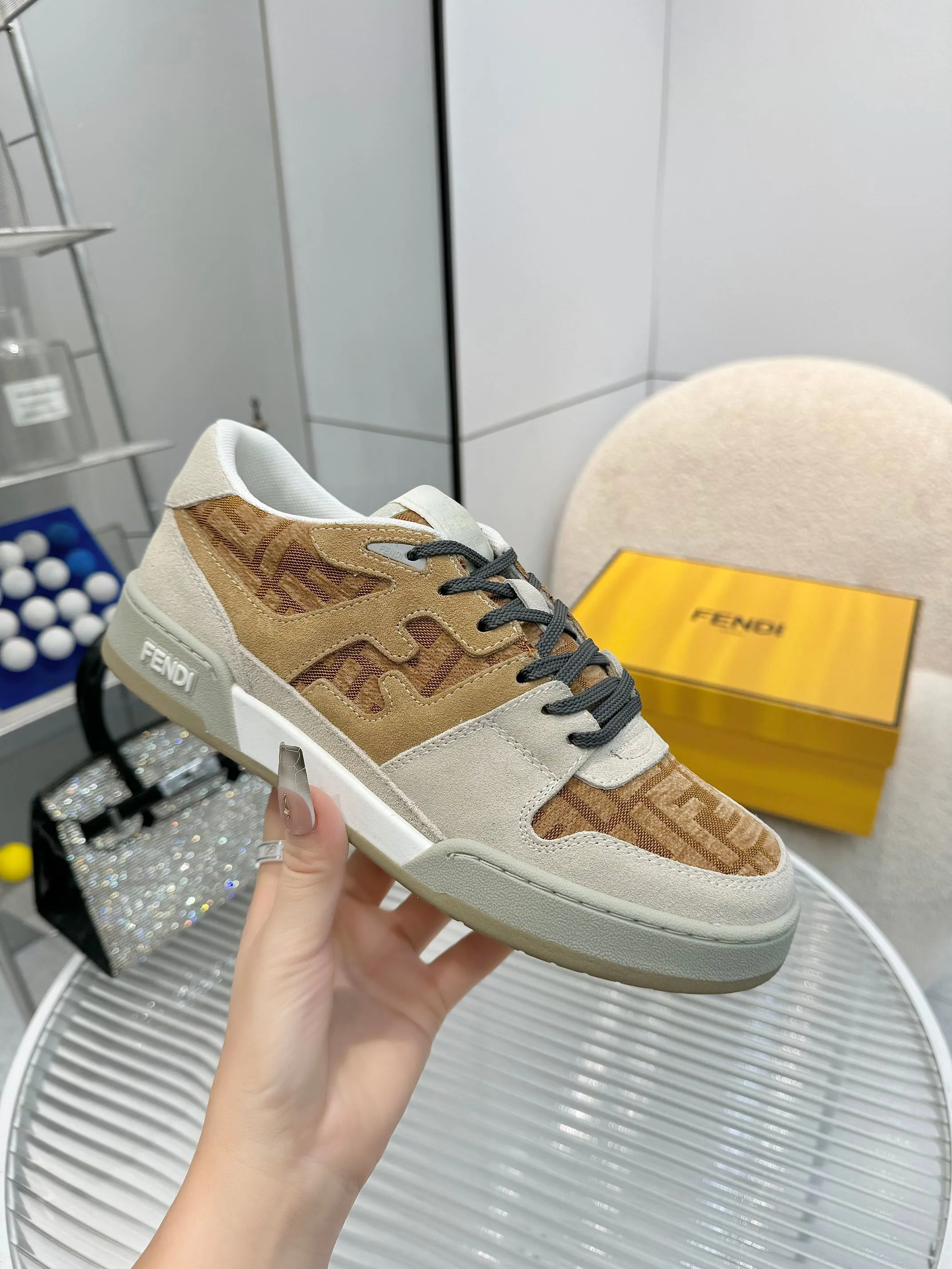 p620🐮🐮New❤Top super A version💯 Fendi Fendi 2025 New Year's King Explosive Style🔥 Many💑stars have the same style FD match. Original purchase for RMB14440. One to one replica. Designer Kim Jones's first sneaker fendi match and Donkey brand Trainer basketball sneakers, fresh blood injection and FF retro design It combines fashion and super comfort. [Wise] Whoever doesn’t grab it will regret it [There are many shoe uppers on the market with different color matching and cut corners in workmanship. The color matching and craftsmanship of my shoe upper are absolutely the same as the genuine products at the counter. Welcome to compare. Feet: Mesh injection molding pads 🎯 Soles: Please look for the original molded multi-color TPU outsole (❌ non-rubber sole) 🎯 Size: Female 35-41 Male 38-45 🎯 Packaging: Original 1:1 matching high-end packaging 🎁